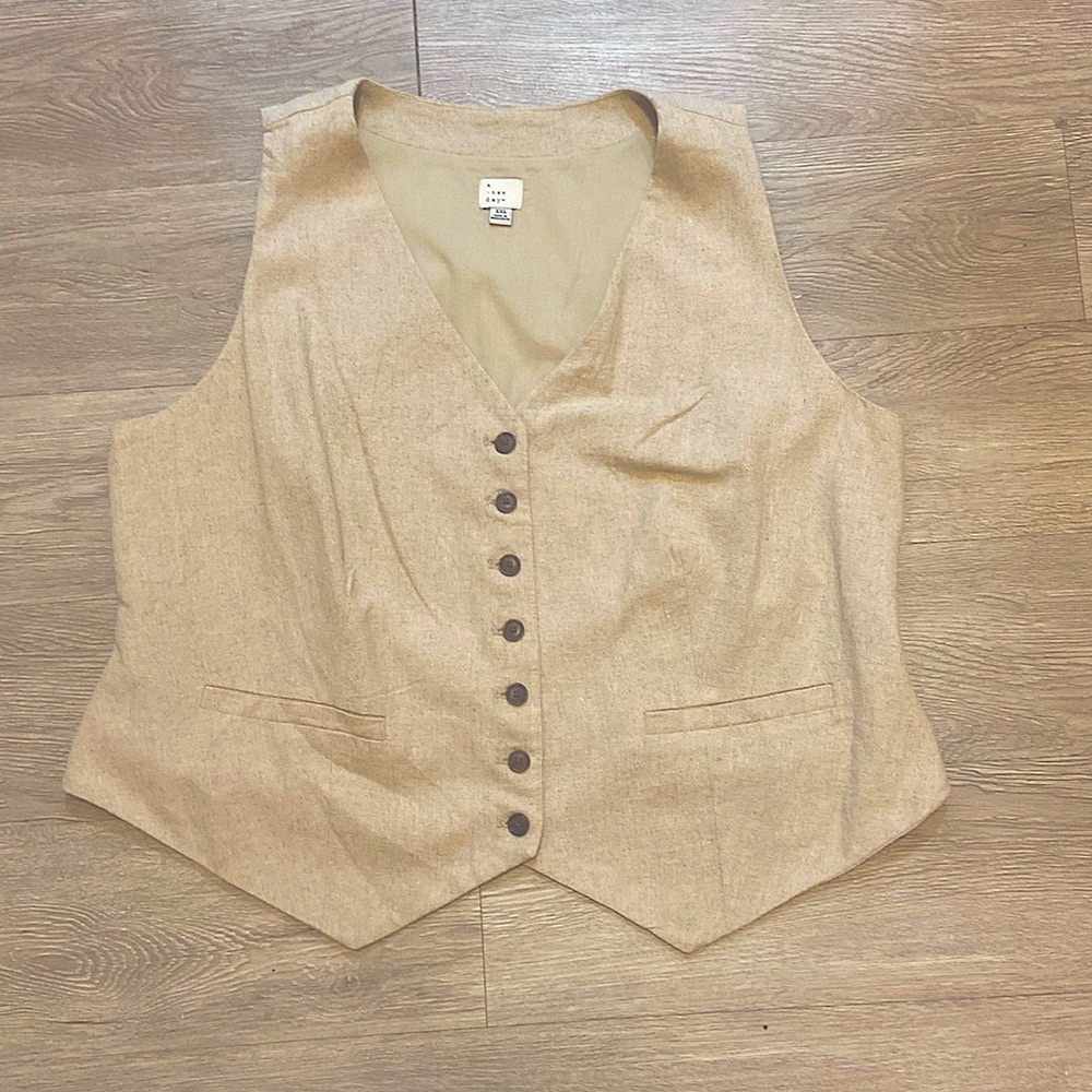 Never Worn - Women’s Size XXL Khaki Vest from a new day